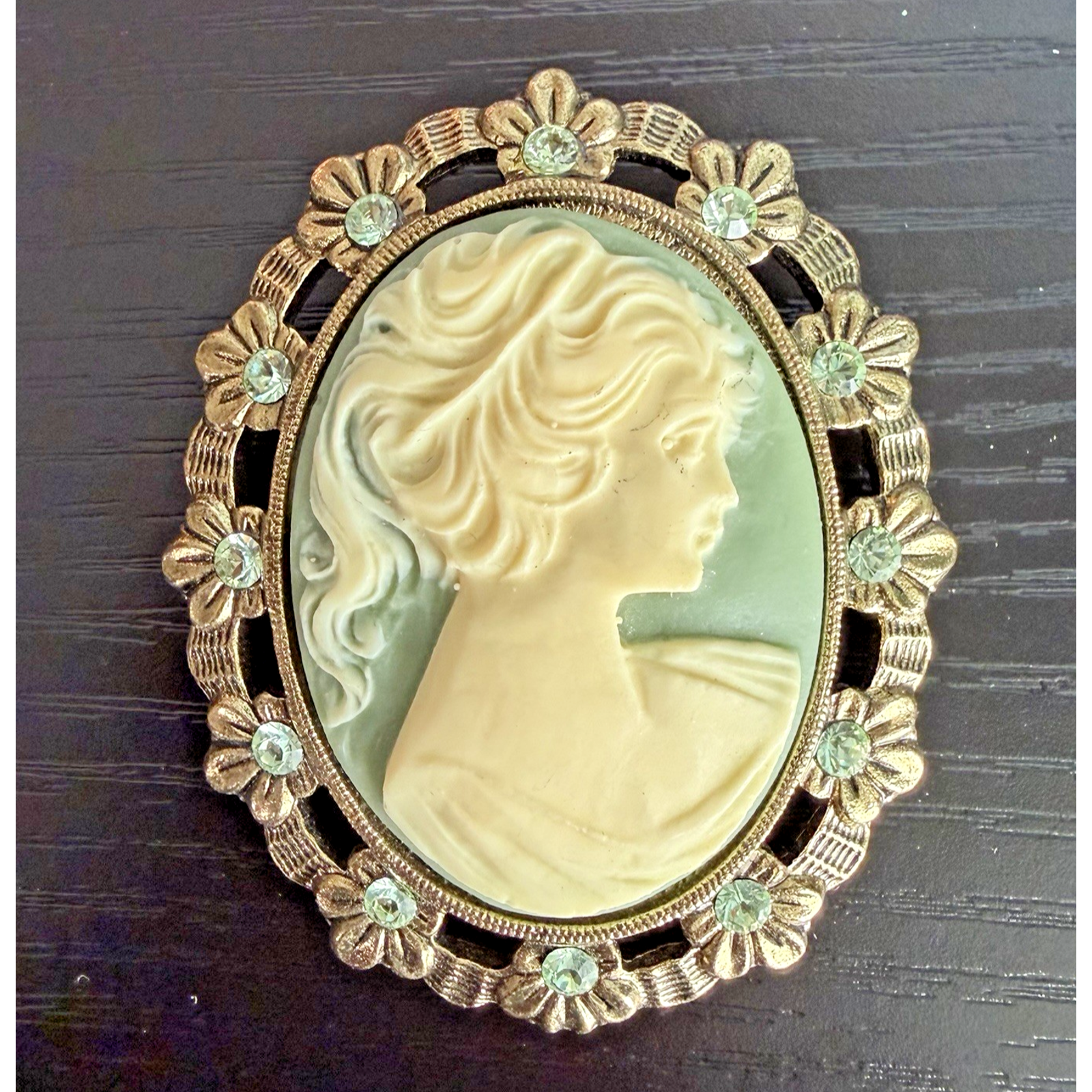 Vintage Green Cameo Brooch Floral Rhinestone Frame Gold Tone Lady Pin 20$